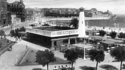 Terrazas del Náutico, a mediados del siglo XX, con la iglesia de San Pedro, al fondo, en construcción