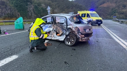 Guardia Civil atiende una colisión múltiple en la NA-121-A, en Bera