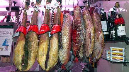 Jamones colgados en una tienda