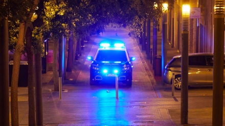 Un coche de la Policía Nacional patrulla por la ciudad de Pamplona