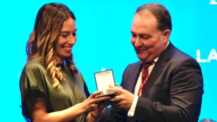 La atleta lepera Laura García-Caro recibe la Medalla de la Provincia
