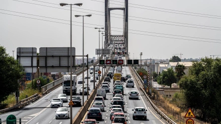 08/08/2023 Vistas del puente del Centenario donde se está realizando obras de sustitución de tirantes y de ampliación de la plataforma a 08 de agosto del 2023 en Sevilla (Andalucía, España). La SE-30, entre los kilómetros 10 y 12, estará totalmente cortada al tráfico desde este lunes 7 y hasta el viernes 11 de agosto en horario de 22,00 a 6,00 horas por las obras de sustitución de tirantes y ampliación de la plataforma del puente del Centenario, tal y como informaba el Ministerio de Transportes, Movilidad y Agenda Urbana (Mitma) este pasado viernes.POLITICA Eduardo Briones - Europa Press