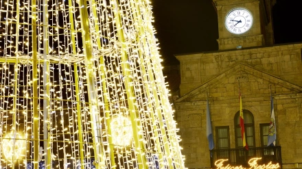 Una imagen del árbol de Navidad de la Plaza de España con el Ayuntamiento detrás