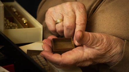 Anciana mostrando sus joyas