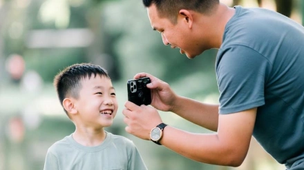 Padre fotografía a su hijo menor