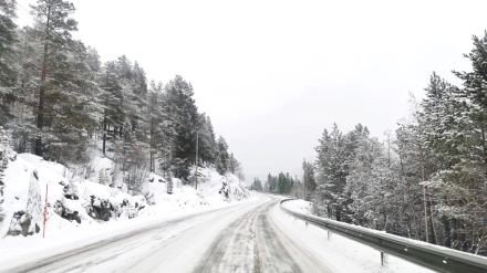 Carretera nevada en el Pirineo