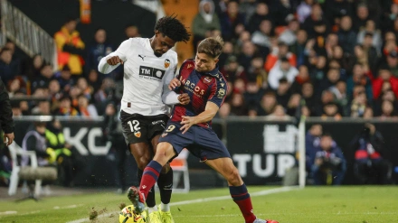 Thierry Correia disputa el balón ante Iván Romero en el Valencia - Mestalla