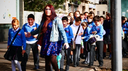 Profesora al frente de una escuela con alumnos en la isla de Santa Cruz de la Tenerife, Islas Canarias