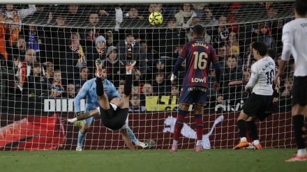 Hugo Duro remata de chilena para marcar el 1-0 en el Valencia - Levante