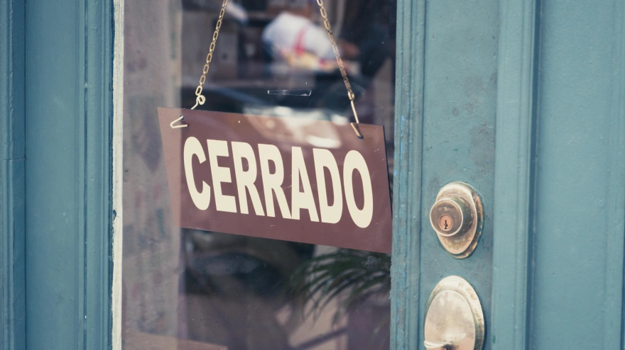 Letrero de Cerrado en la puerta de entrada a la tienda