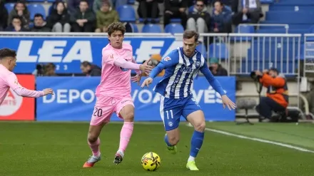 VITORIA (ESPAÑA), 22/11/2025.- El delantero del Deportivo Alavés, Toni Martínez (d) lucha por el balón con cae el defensa Marcos Alonso (i) del Celta de Vigo durante el partido de LaLiga este sábado en estadio de Mendízorrotza de Vitoria. EFE/ Adrián Ruiz Hierro