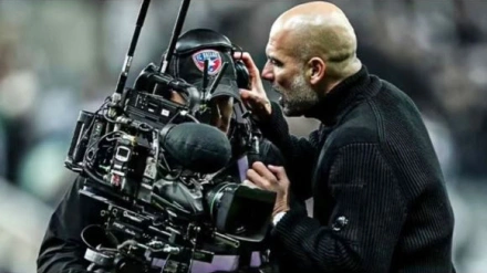 Pep le dice algo al cámara en una imagen que ha sido viral en las redes sociales.