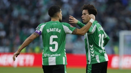 Los jugadores del Betis celebran el gol ante el Girona