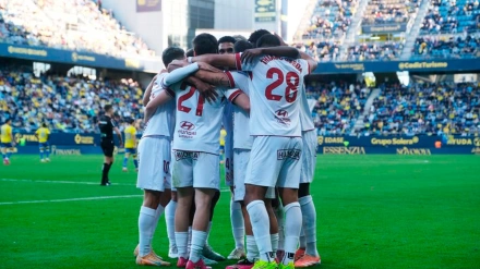 Abrazo de los jugadores de la Cultural y Deportiva Leonesa tras marcar gol en el Nuevo Mirandilla
