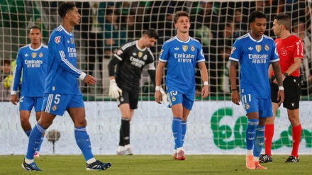 Decepción en los jugadores del Real Madrid tras encajar uno de los goles que marcó el Elche