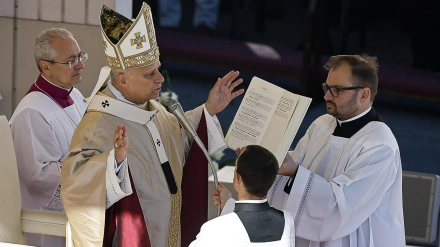 VATICAN CITY (Vatican City State (Holy See)), 23/11/2025.- Pope Leo XIV during the Angelus prayer, traditional Sunday's prayer, in Saint Peter's Square, in Vatican City, 23 November 2025. (Papa) EFE/EPA/ANGELO CARCONI