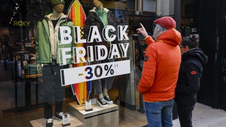 Varios clientes compran en el Black Friday