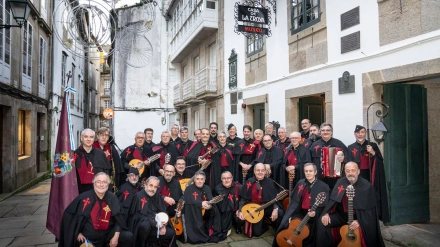 Troyanos de Compostela frente al Museo de la Casa de la Troya en Santiago