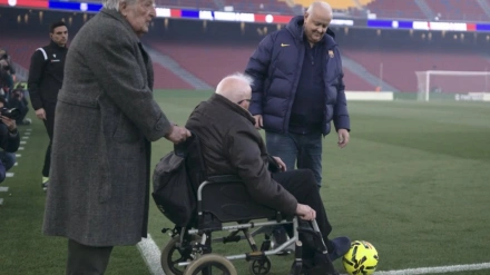 Saque de honor en el regreso al Camp Nou