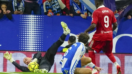 Dmitrovic para un balón en el Espanyol - Sevilla