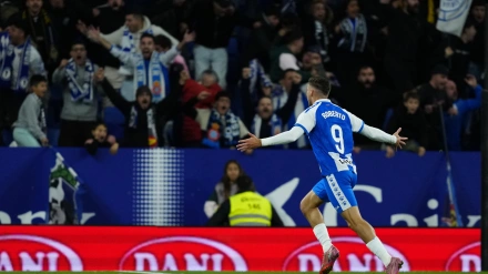 Roberto Fernández celebra su gol en el Espanyol-Sevilla