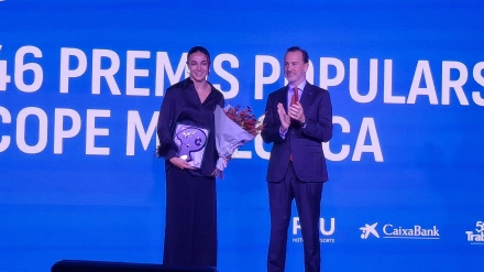 Esperança Cladera recibe su premio Popular