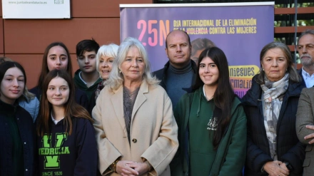 Participantes en el acto del 25N. Mercedes Colombo (Centro)