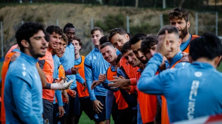 Los jugadores de la Real Sociedad minutos antes de comenzar una sesión de trabajo en Zubieta