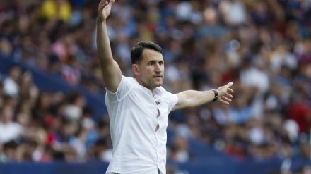 VALENCIA, 01/06/2025.-El entrenador del Eibar Beñat San José, durante el partido correspondiente a la última jornada de la Liga Hypermotion que disputan Levante y Eibar este domingo en el estadio Ciutat de Valencia.- EFE/ Ana Escobar
