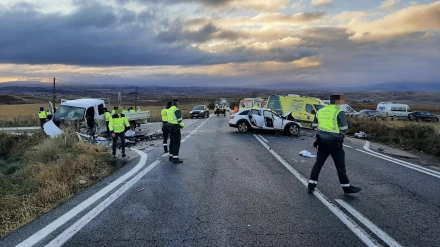 FONCEA (LA RIOJA), 26/11/2025.- El conductor de un turismo, de 59 años y vecino de Burgos, ha fallecido este miércoles al chocar con un camión de siete plazas, de los que cuatro de sus ocupantes han resultado heridos graves y 2 muy graves en este accidente de tráfico, ocurrido en el término municipal riojano de Foncea. Los datos iniciales facilitados por la Delegación del Gobierno en La Rioja indican que el accidente ha ocurrido en la N-232, a su paso por Foncea, donde han colisionado de forma frontal un turismo, en el que sólo viajaba el conductor; y un camión. El suceso ha ocurrido a las 8:40 horas en este tramo de la carretera nacional, en el que el tráfico ha sido cortado en ambos sentidos.- EFE/Guardia Civil***SOLO USO EDITORIAL/SOLO DISPONIBLE PARA ILUSTRAR LA NOTICIA QUE ACOMPAÑA (CRÉDITO OBLIGATORIO)***