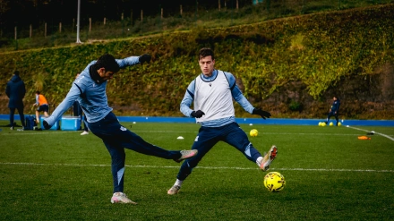 Guedes y Sucic disputan un balón durante un partidillo en Zubieta