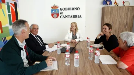 La consejera de Presidencia, Justicia, Seguridad y Simplificación Administrativa, Isabel Urrutia, recibe a representantes de la Asociación Cántabra de Víctimas del Terrorismo.15 OCT 25