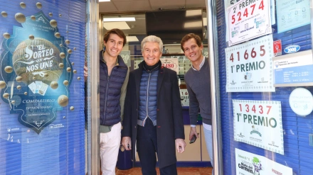 Ángel Alda (c) acompañado de sus hijos, Ignacio Alda (iz), con el que regenta la administración; y Ángel Alda