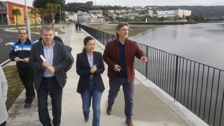 Villaverde, en el centro, durante su visita a Ortigueira