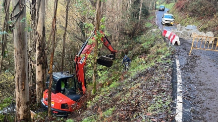 Una mini retroexcavadora en la zona de las obras