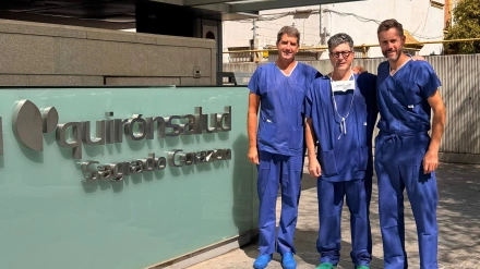Los doctores José Lirola, Daniel Cansino y Paulo Rego tras la intervención