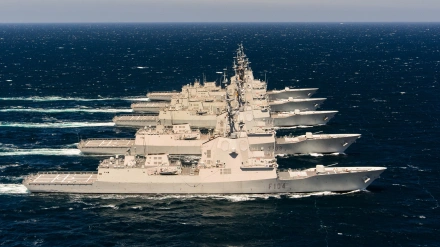 Foto de archivo de las cinco fragatas F-100 navegando