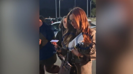 Andrea, exnovia de Ábalos, saliendo de Soto del Real