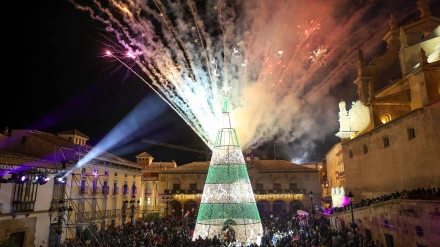 Encendido del árbol luminoso de la plaza de España en la Navidad de 2024