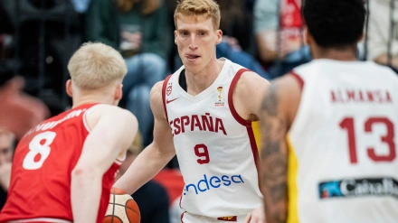 Alberto Díaz conduce el balón ante un rival durante el Dinamarca-España de baloncesto