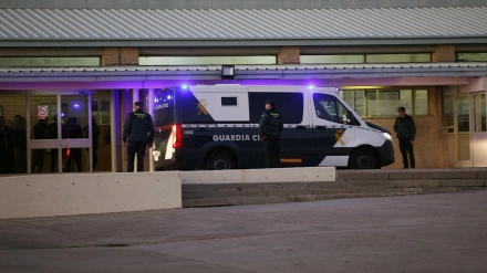 Vista del furgón policial que ha trasladado a José Luis Ábalos y Koldo García para ingresar este jueves en la cárcel de Soto del Real