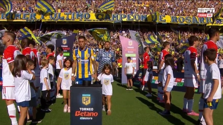 Los jugadores de Estudiantes realizan el pasillo de espaldas a los de Rosario Central.