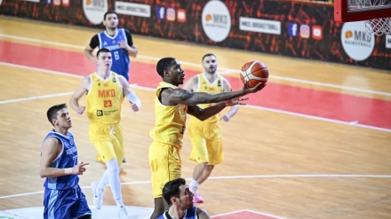 Omari Moore, jugador de Valencia Basket, penetra a canasta en su debut con Macedonia del Norte