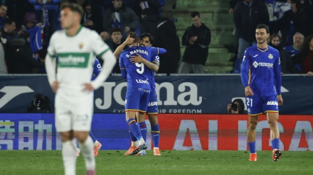 Los jugadores del Getafe celebran el gol de Arambarri ante el Elche