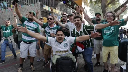 Aficionados del Palmeiras por las calles de Lima en la previa de la Libertadores.
