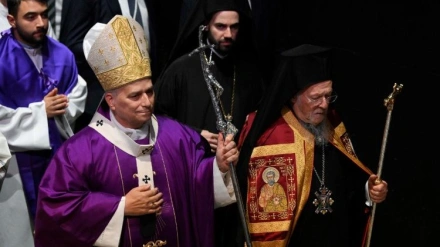 Papa León XIV entrando a la Santa Misa