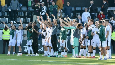 Los jugadores del Ceuta celebra su gol contra el Burgos