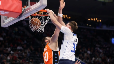 Cooper Flagg realiza un mate sobre Ivica Zubac en el partido entre Clippers y Mavericks.