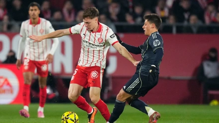 Viktor Tsygankov conduce la mirada ante Arda Güler durante un momento del Girona-Real Madrid
