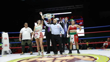 Momento en el que el árbitro levanta la mano de Mari Carmen Romero como campeona del combate en Almería